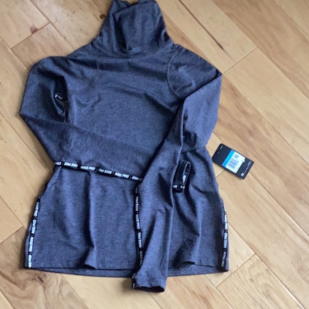 NWT Nike turtleneck women’s medium